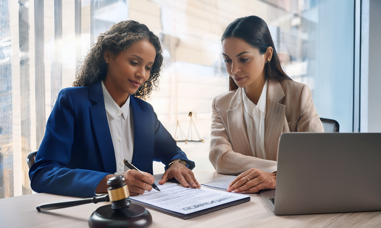 Podpisywanie umowy cywilnoprawnej w kancelarii