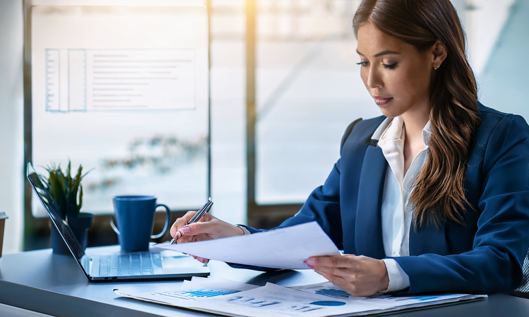 Prawnik analizujący przypadki nieuczciwej konkurencji i ochrony marki