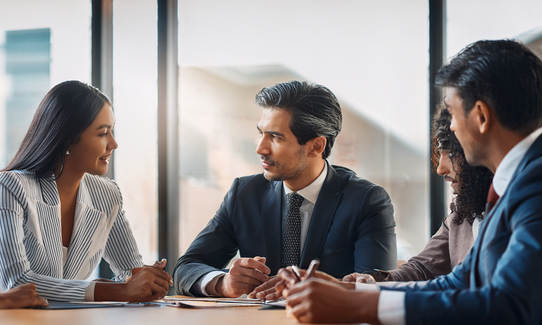 Zespół prawników omawiających strategię ochrony przed nieuczciwą konkurencją